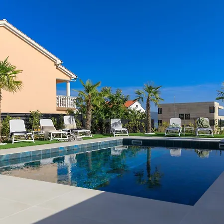 Willa Lea Magdalena Iv *